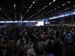 Foule dans un lieu stratégique, entre le JE Live House et la scène cosplay