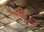 Astro volant au-dessus du stand Osamu Tezuka